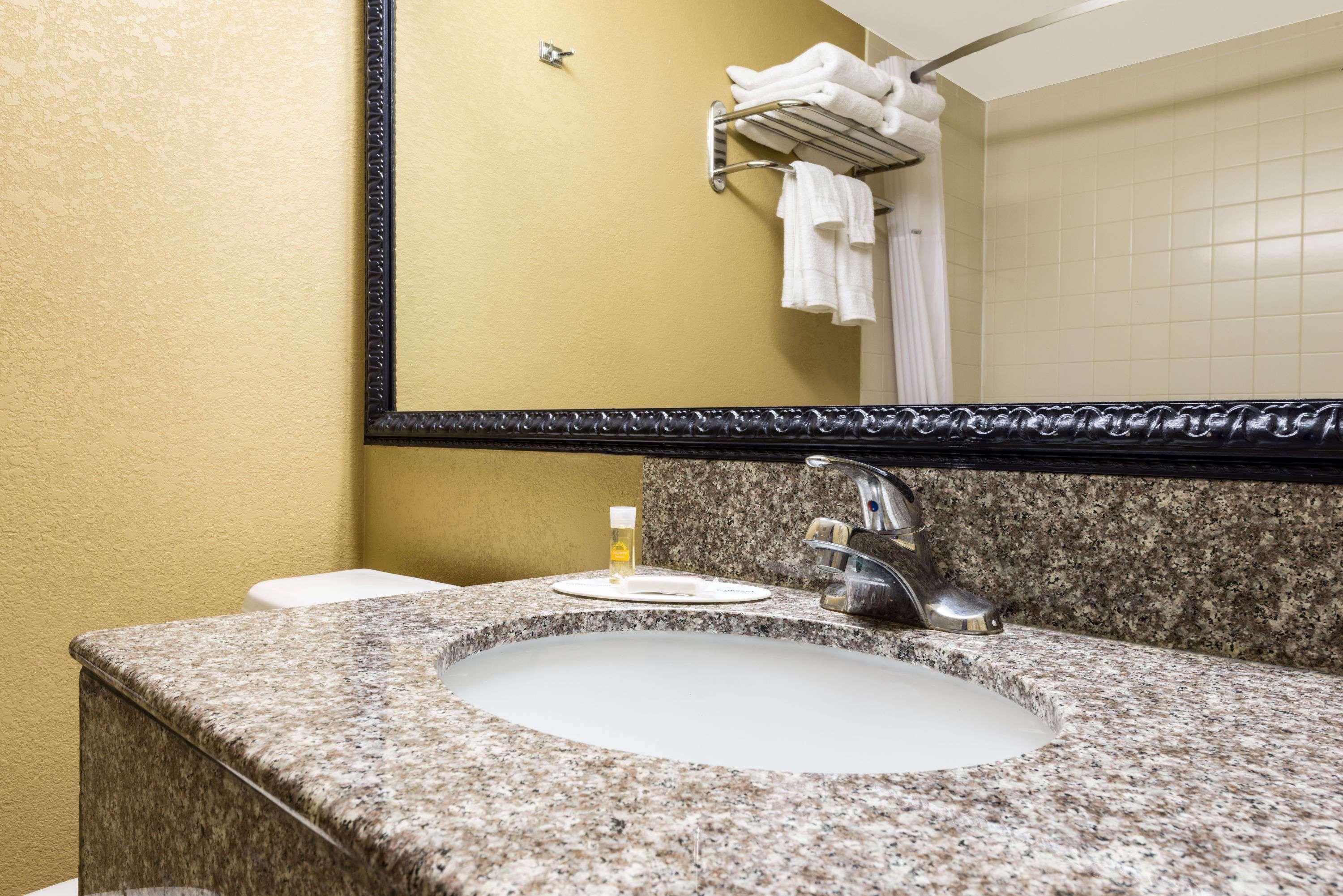 Days Inn By Wyndham Hurstbourne Louisville Ngoại thất bức ảnh